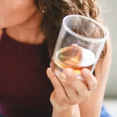 Alkohol po chemioterapii: czy można pić? Ekspert wyjaśnia