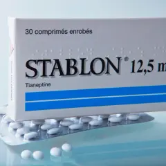 Opakowanie leku Stablon 12,5 mg z tianeptyną w blistrach. Lek ten, znany też jako coaxil, jest stosowany w leczeniu depresji.
