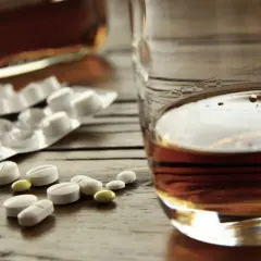 Czy alkohol rozrzedza krew? Prawda i ryzyko interakcji z lekami