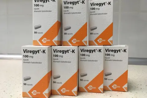 Sześć pudełek leku Viregyt-K 100 mg z kapsułkami amantadyny.