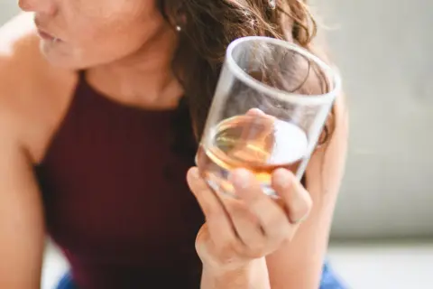 Alkohol po chemioterapii: czy można pić? Ekspert wyjaśnia