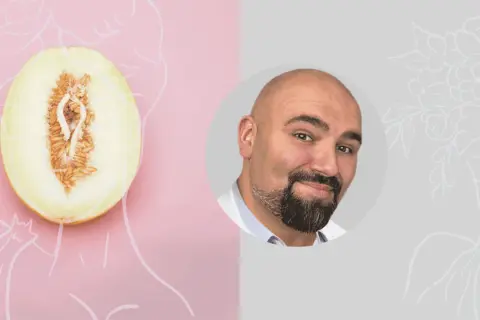 Lekarz specjalista od waginoplastyki. Po lewej przekrojony melon symbolizujący kobiece narządy płciowe.