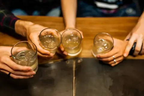 Kreatyna i alkohol: Czy to połączenie sabotuje Twoje wyniki?