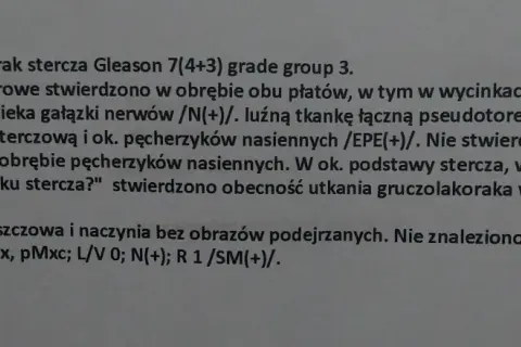 Wynik badania histopatologicznego: gruczolakorak stercza nacieka tkanki, nerwy i naczynia. Brak przerzutów do węzłów chłonnych.