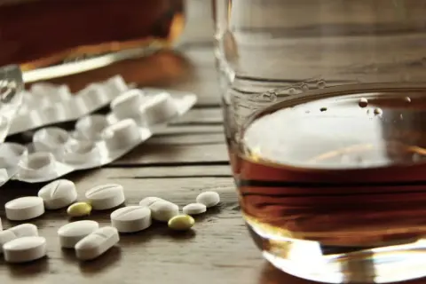 Czy alkohol rozrzedza krew? Prawda i ryzyko interakcji z lekami