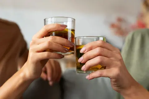 Alkohol po udarze: Czy warto ryzykować? Poznaj fakty!