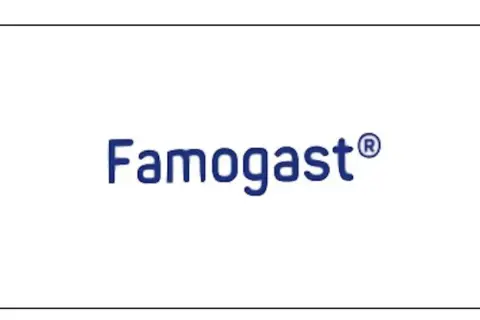Niebieski napis Famogast® na białym tle.
