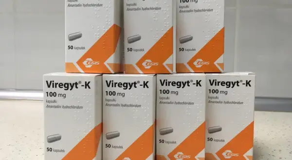 Sześć pudełek leku Viregyt-K 100 mg z kapsułkami amantadyny.