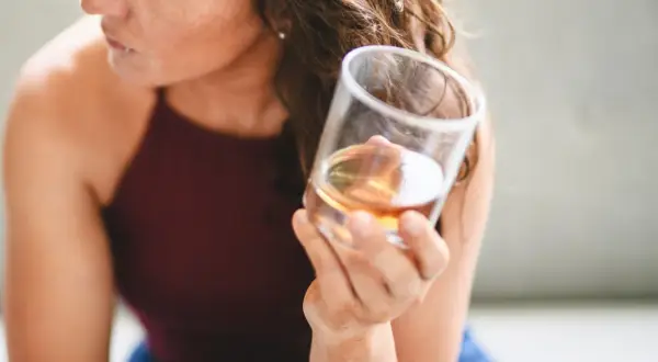 Alkohol po chemioterapii: czy można pić? Ekspert wyjaśnia