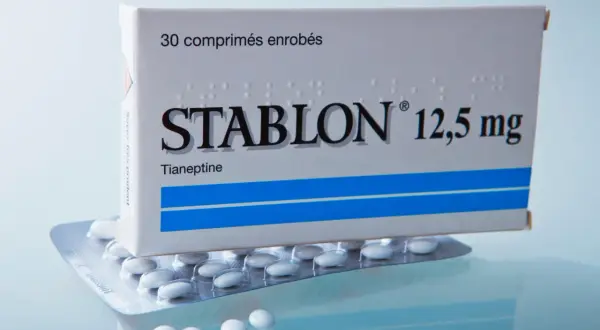 Opakowanie leku Stablon 12,5 mg z tianeptyną w blistrach. Lek ten, znany też jako coaxil, jest stosowany w leczeniu depresji.