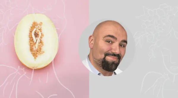Lekarz specjalista od waginoplastyki. Po lewej przekrojony melon symbolizujący kobiece narządy płciowe.