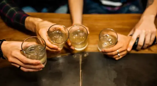 Kreatyna i alkohol: Czy to połączenie sabotuje Twoje wyniki?