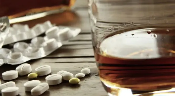 Czy alkohol rozrzedza krew? Prawda i ryzyko interakcji z lekami