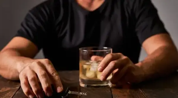 Alkohol a cukier: podnosi czy obniża? Diabetyku, poznaj prawdę!