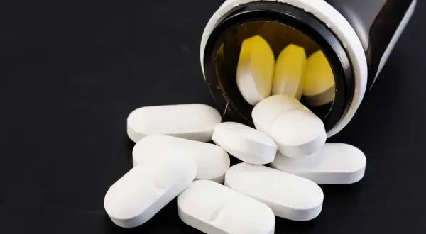 Antybiotyki i alkohol: Czy możesz pić? Odkryj realne ryzyko!