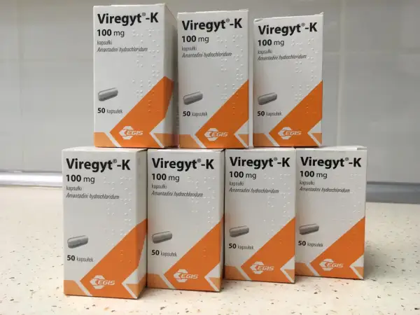 Sześć pudełek leku Viregyt-K 100 mg z kapsułkami amantadyny.