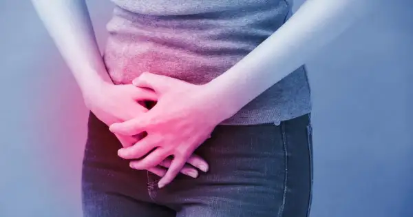 Osoba trzyma się za brzuch, odczuwając ból. Może to być objaw problemów z pęcherzem, które łagodzi ditropan.