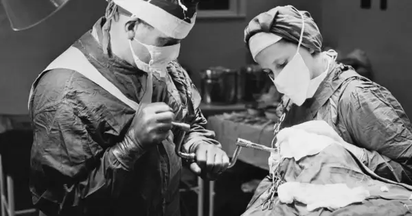Chirurdzy podczas zabiegu lobotomii. To kontrowersyjna procedura neurochirurgiczna, która polegała na przecięciu połączeń nerwowych w płatach czołowych mózgu.