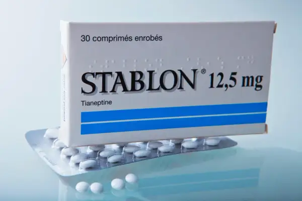 Opakowanie leku Stablon 12,5 mg z tianeptyną w blistrach. Lek ten, znany też jako coaxil, jest stosowany w leczeniu depresji.