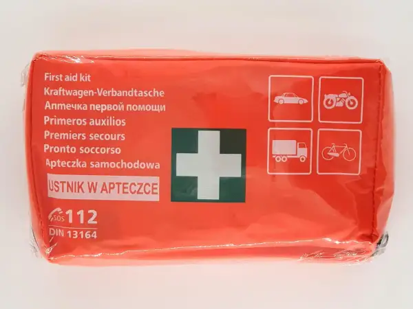 Pomarańczowa apteczka samochodowa z białym krzyżem i ikonami pojazdów.